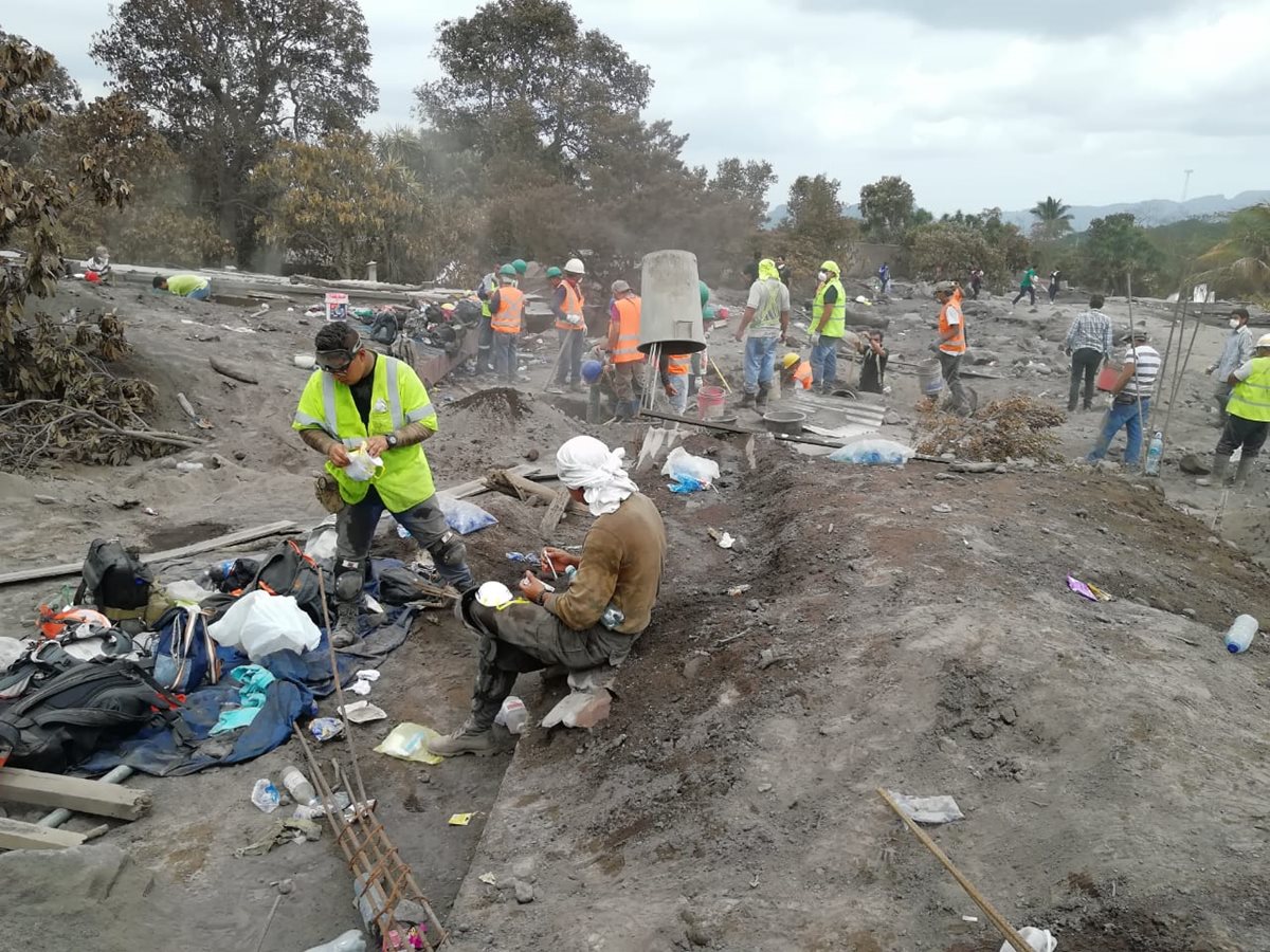 El Área de San Miguel Los Lotes quedó devastada pero familiares, pobladores, voluntarios y cuerpos de socorro no se rinden en las búsqueda de desaparecidos. (Foto, Prensa Libre: Carlos Paredes).