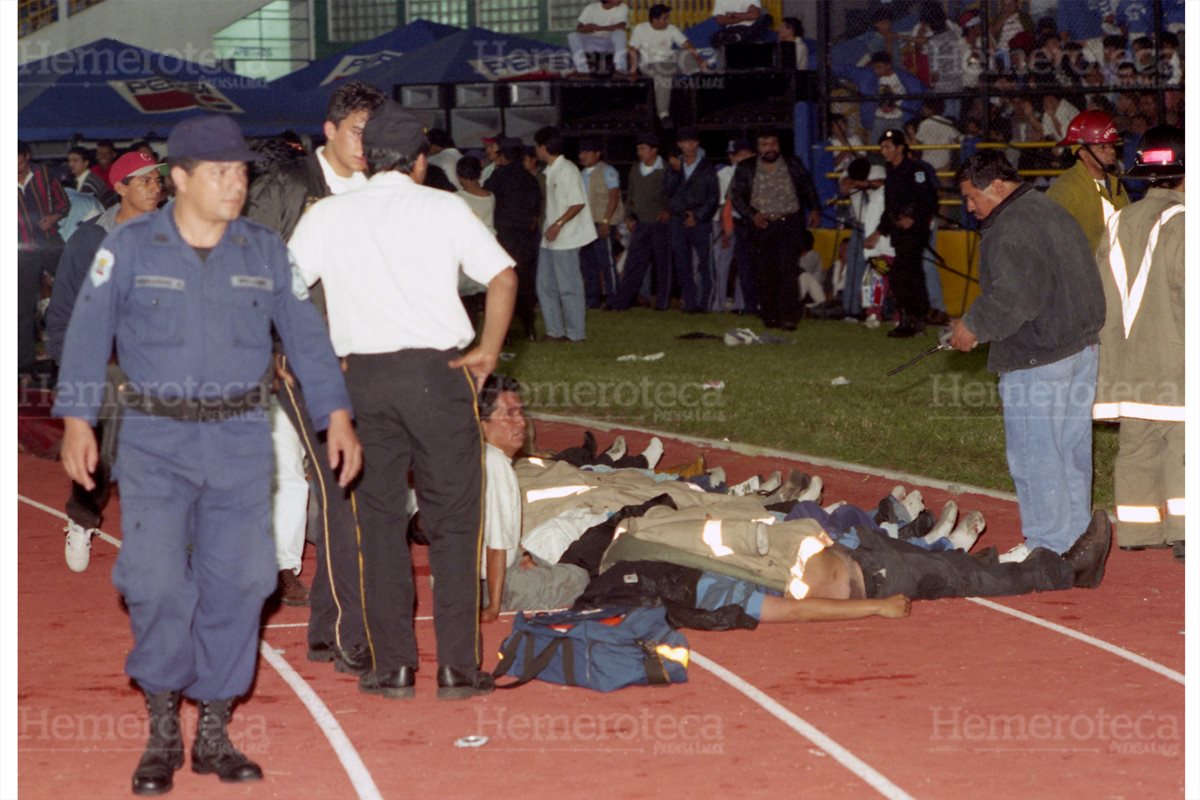 Los cuerpos de los aficionados que murieron en la avalancha fueron llevados a la pista de atletismo luego del accidente ocurrido en la puerta de acceso de la General Sur. (Foto: Hemeroteca PL)