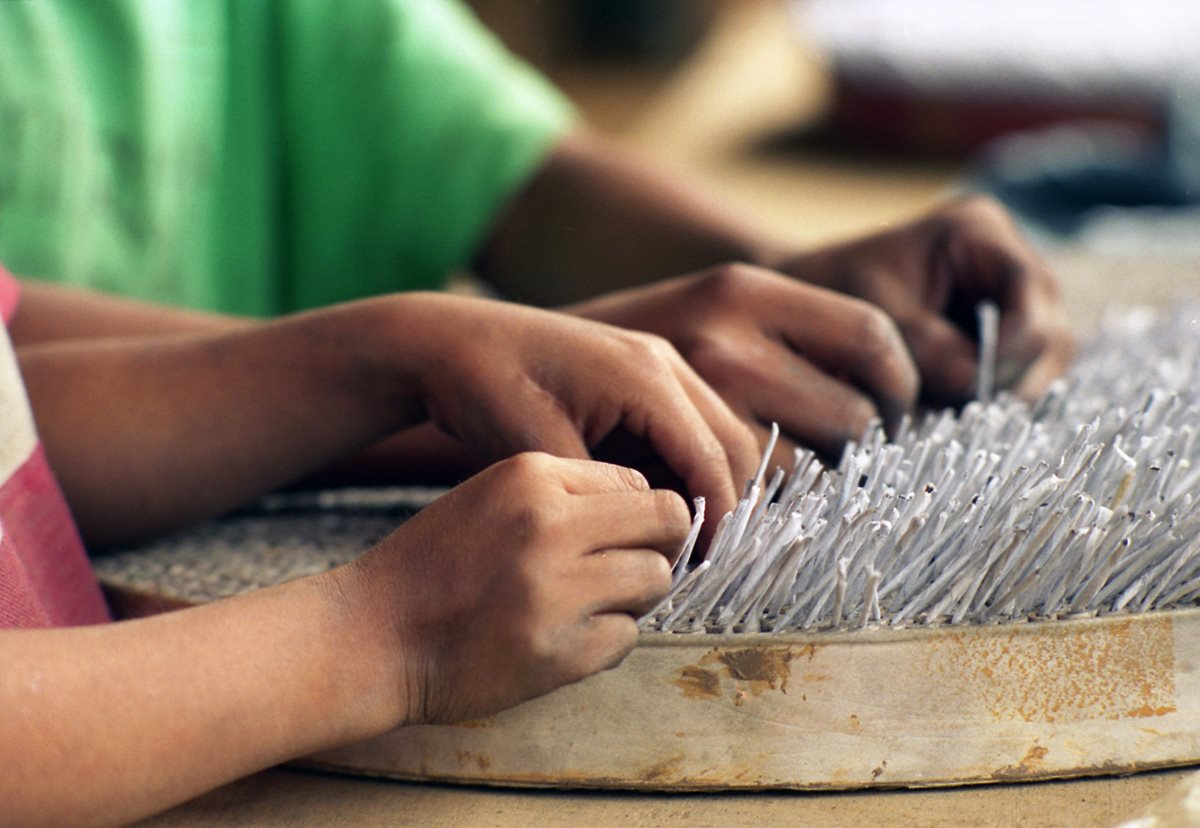 Niños trabajan en un fábrica de cohetillos, en San Juan Sacatepequez. (Foto Prensa Libre: Hemeroteca PL)