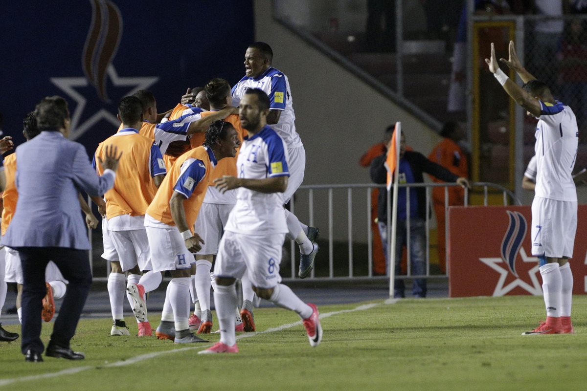 El seleccionador de Honduras, el colombiano Jorge Luis Pinto, convocó hoy a 28 jugadores para disputar la Copa Oro. (Foto Prensa Libre: AFP)