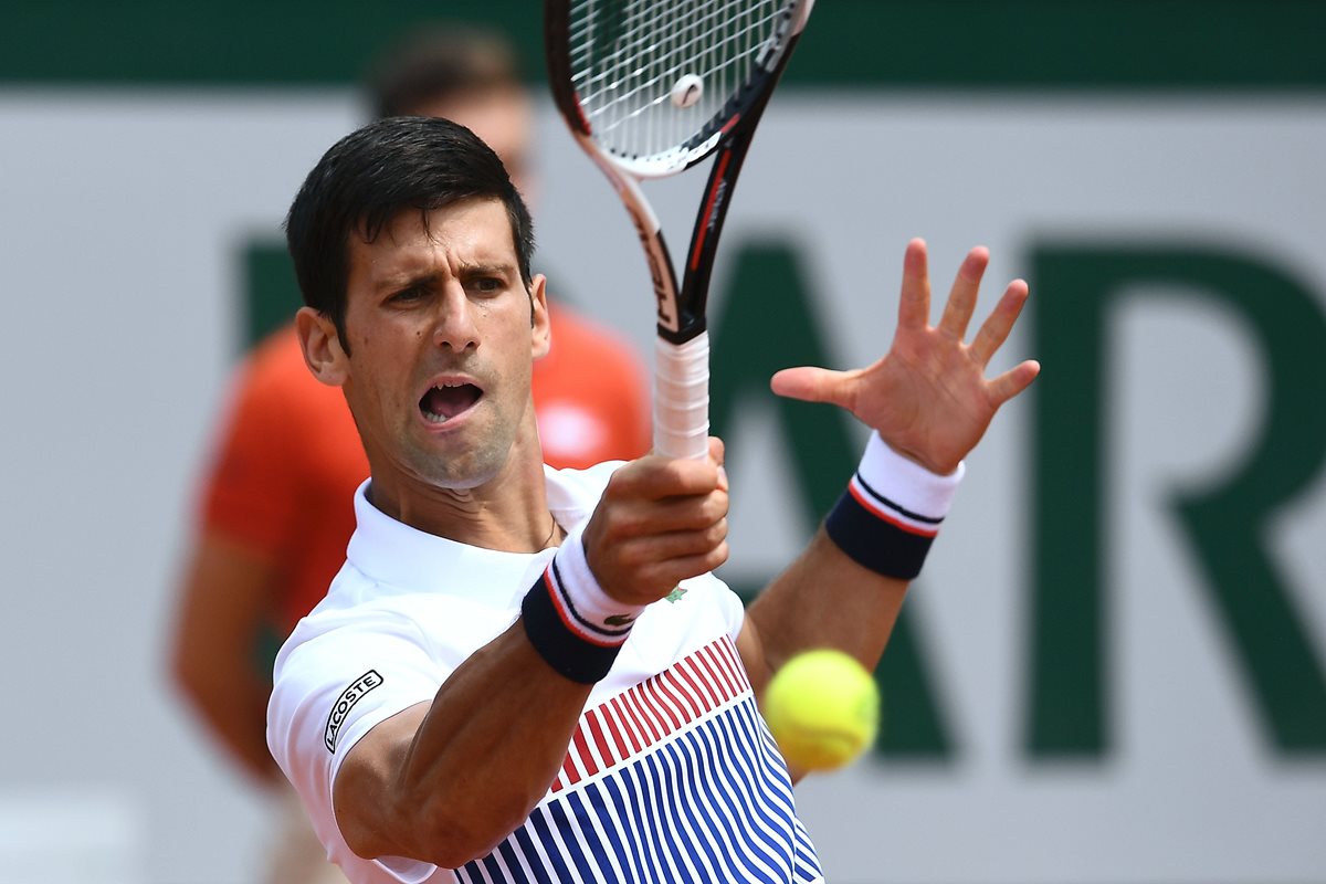 El serbio Novak Djokovic devuelve un servicio en el partido que le ganó al español Marcel Granollers. (Foto Prensa Libre: AFP)