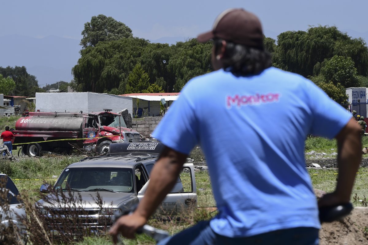 La explosión ocurrió alrededor de las 9:30 a.m. hora local, luego se extendió a otros almacenes justo cuando la policía y los bomberos comenzaron a atender a las primeras víctimas.(AFP)