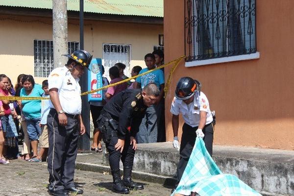 Curiosos observan el cadáver de Gloria González Villagrán, quien murió baleada, en Mazatenango. (Foto Prensa Libre: Danilo López)