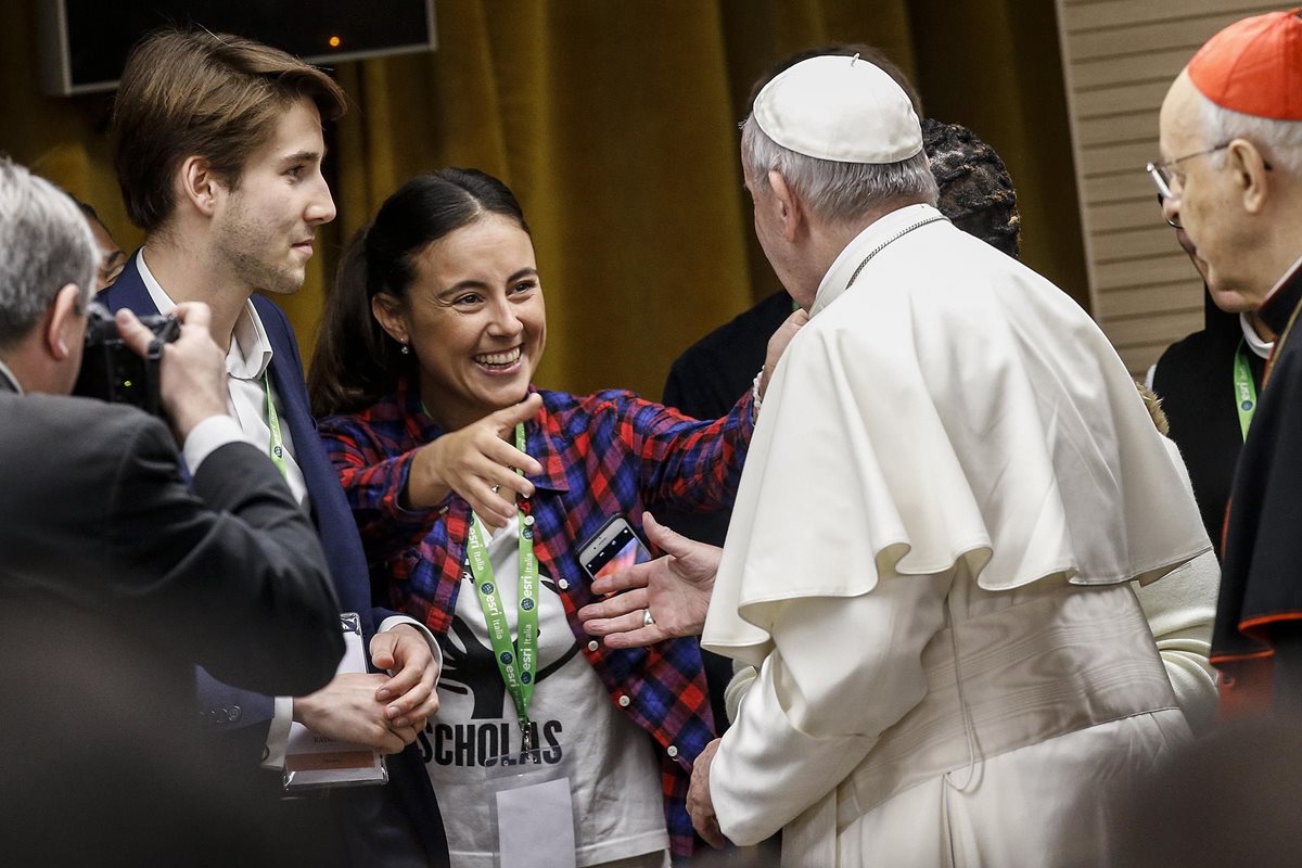 El papa Francisco se reunió con jóvenes provenientes de los cinco continentes a quienes exhortó sobre hacer un buen uso de las tecnologías. (Foto Prensa Libre: EFE)