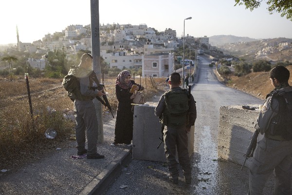 <span class="hps">La Policía israelí chequea a una</span> <span class="hps">mujer palestin</span> <span class="hps">en</span> <span class="hps">un </span><span class="hps">barrio de Jerusalén</span><span>.</span> (Foto Prensa Libre:AP).