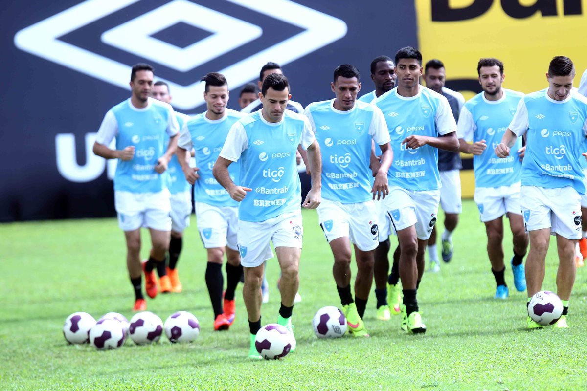 Los jugadores de la Bicolor no bajarán la guardia pues consideran a Trinidad y Tobago como un equipo complicado. (Foto Prensa Libre: Carlos Vicente)