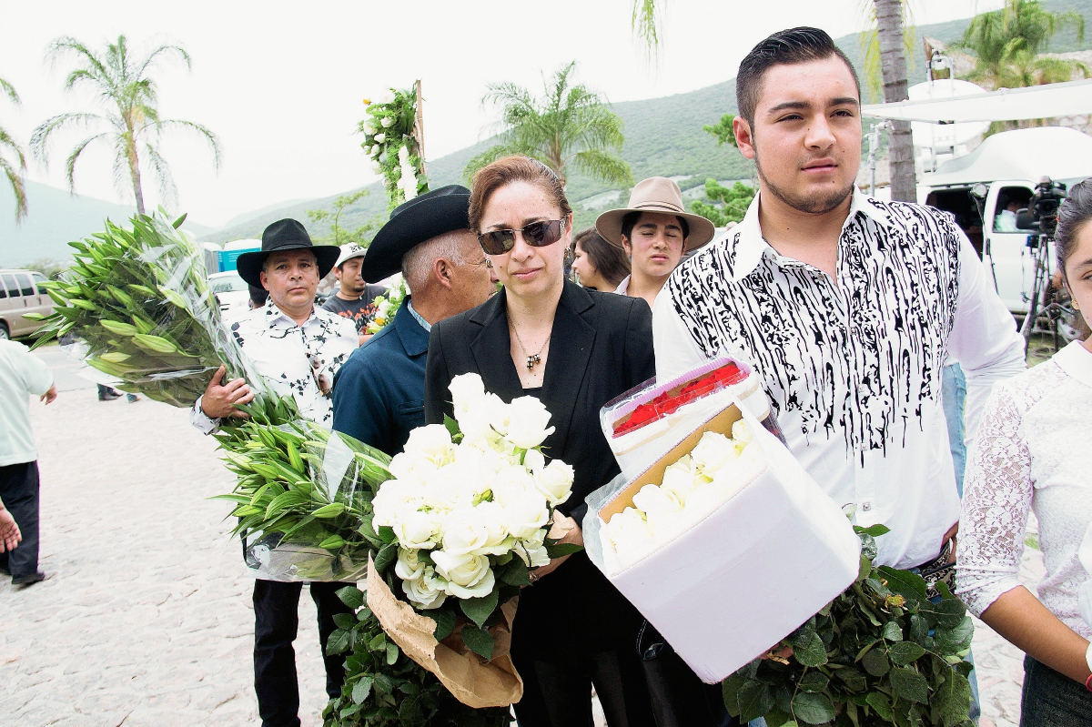 Familiares y amigos hicieron largas filas para rendir tributo al cantautor mexicano. (Foto Prensa Libre, AP)