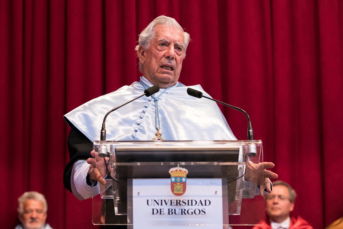 Entregan doctorado honoris causa al escritor Mario Vargas Llosa, en Universidad de Burgos. (Foto Prensa Libre, AFP)