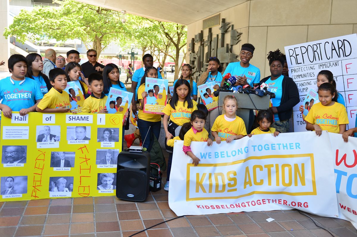 Unos 40 niños y jovenes protestan frente al Centro de Gobierno del Condado de Miami Dade, antes de partir a Washington. (Foto Prensa Libre: EFE)