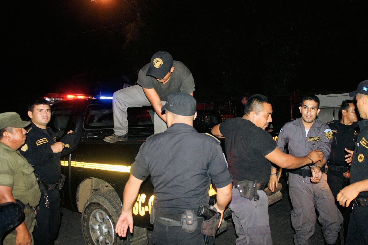 Detenidos fueron llevados al Juzgado de Turno de Escuintla. (Foto Prensa Libre: Carlos Paredes)