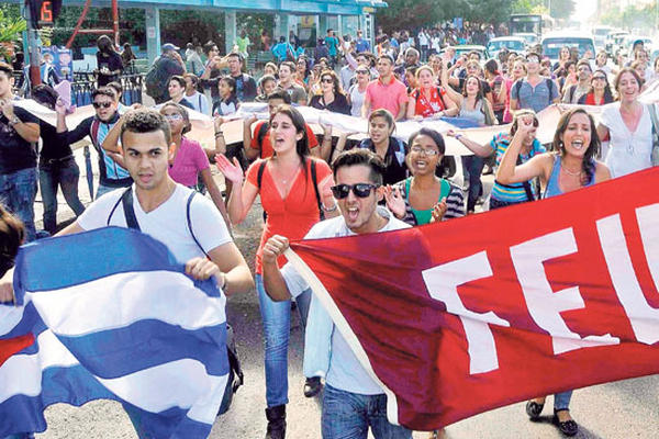 Universitarios cubanos celebran en La Habana el anuncio del reinicio de las relaciones con Estados Unidos, así como la liberación de tres espías.