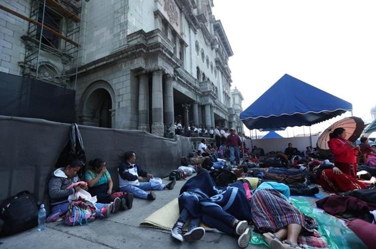 Centenares de maestros afiliados al STEG llegaron a la Plaza de la Constitución para exigir que se apruebe el pacto colectivo. (Foto HemerotecaPL)