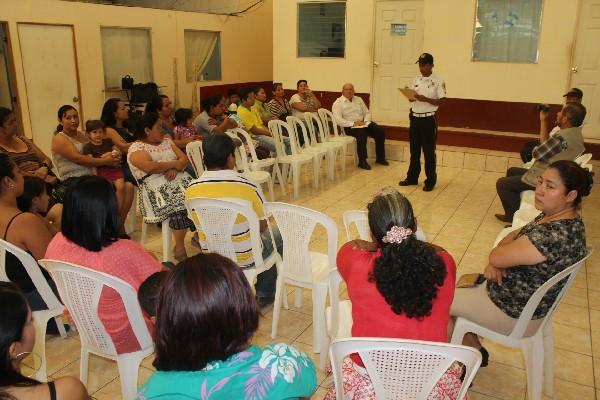 Vendedores de  juegos pirotécnicos participan en capacitación, en Jutiapa.