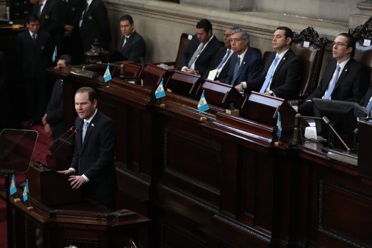 El presidente del Congreso, Álvaro Arzú Escobar, durante el discurso en la Sesión Solemne por el 197 aniversario de la Independencia. (Foto Prensa Libre: Esbin García)