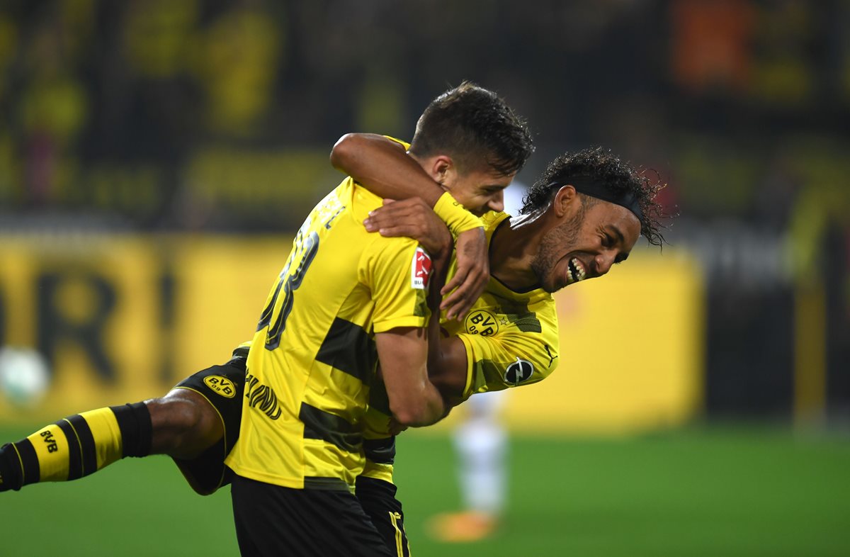 Aubameyang no se cansa de anotar goles en la Bundesliga. (Foto Prensa Libre: AFP)