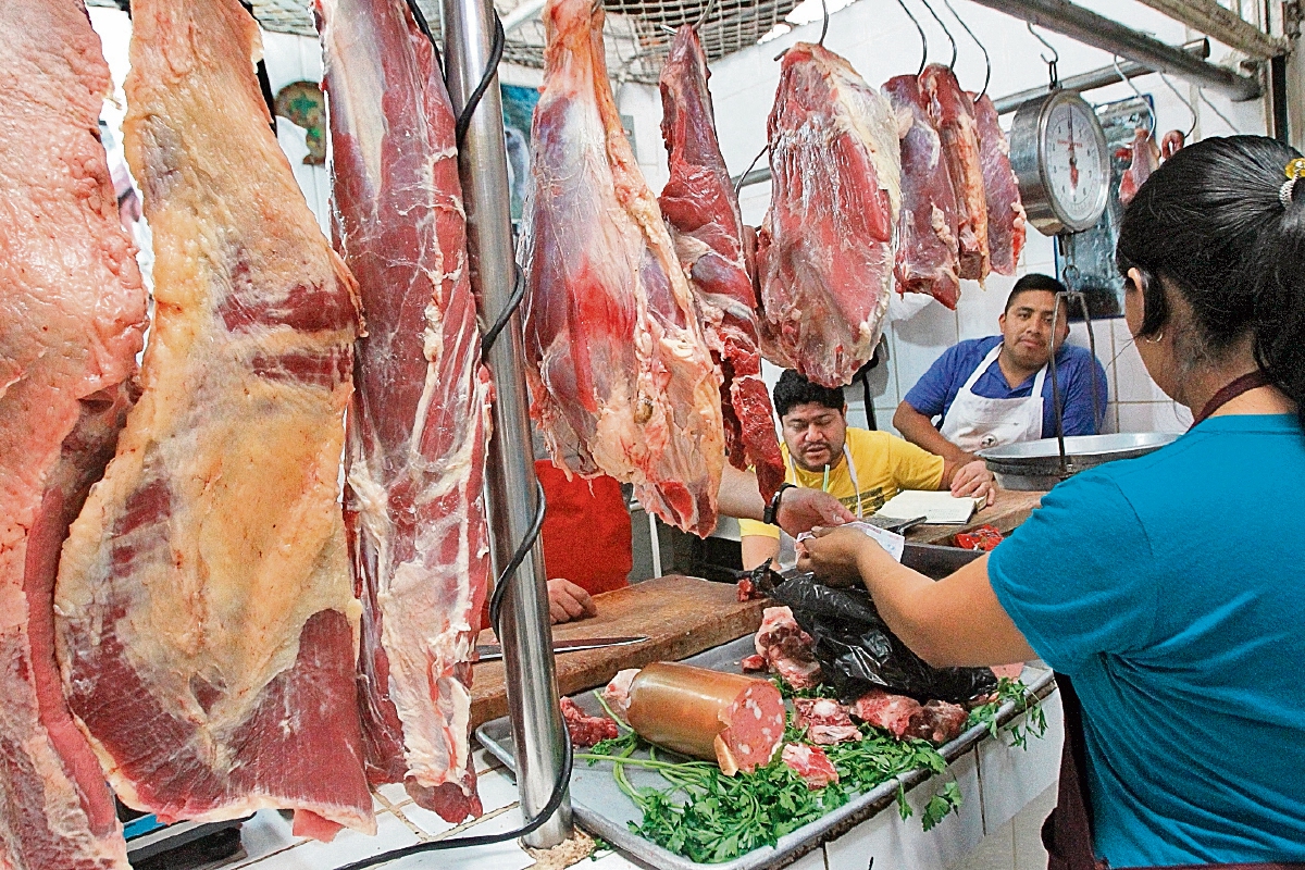 debido al tipo de cambio entre quetzal y peso se ha dejado de vender ganado en pie a México, lo que ha provocado sobreoferta de cárnicos y una posible bajada de precios. (Foto Prensa Libre: Álvaro Interiano)