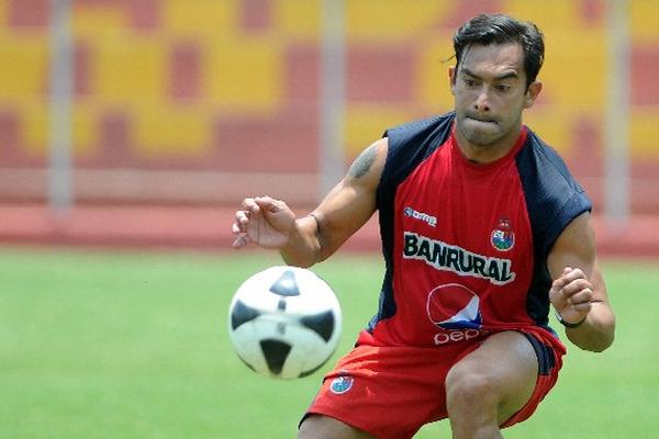 Carlos Ruiz está listo para brindar su aporte ofensivo en el clásico 278 ante los cremas. (Foto Prensa Libre: Romeo Ríos)