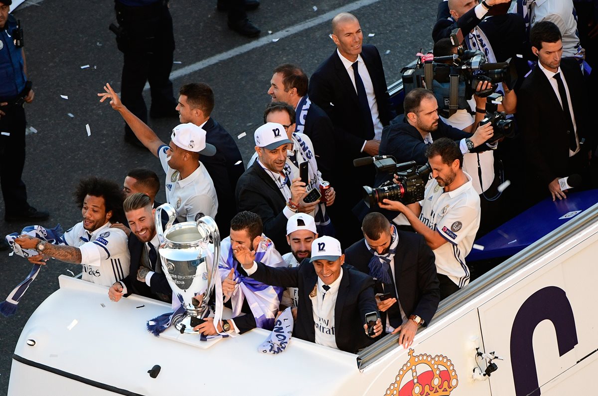 El Real Madrid celebró este domingo la duodécima Copa de Europa en una caravana hacia a la Plaza de Cibeles en la capital española. (Foto Prensa Libre: AFP).