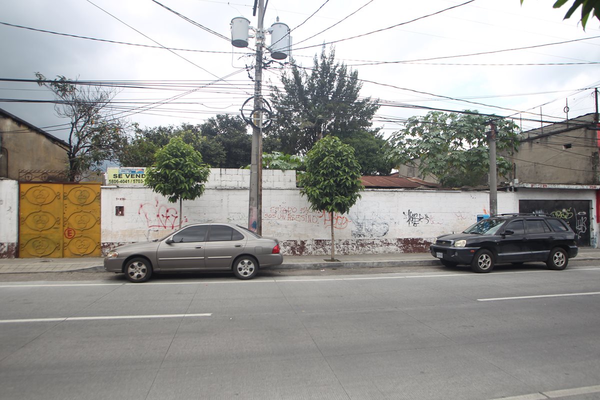 El lugar en el que se construirán los apartamentos es un predio inhabitado en la 15 avenida y 7a. calle, zona 6. (Foto Prensa Libre: Erick Ávila)