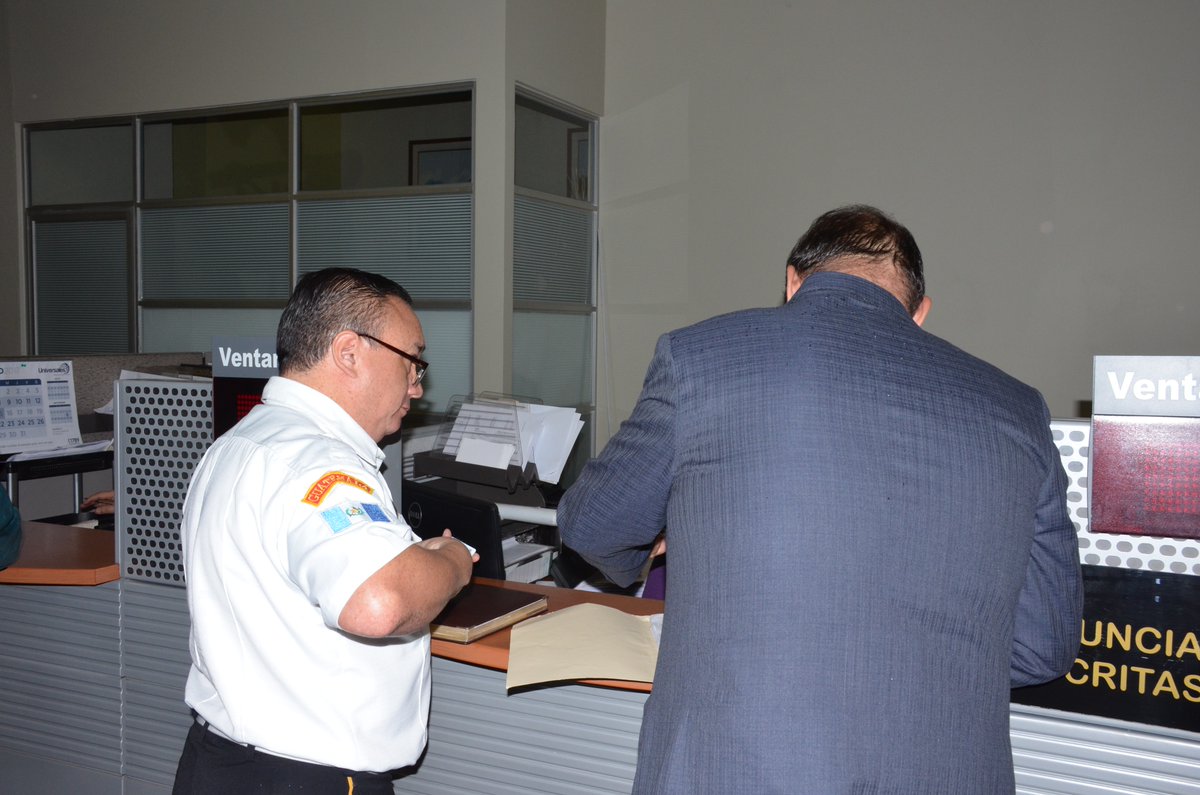 Un directivo de Bomberos Voluntarios y el abogado de la institución al momento de presentar la denuncia en el MP. (Foto Prensa Libre: Bomberos Voluntarios).