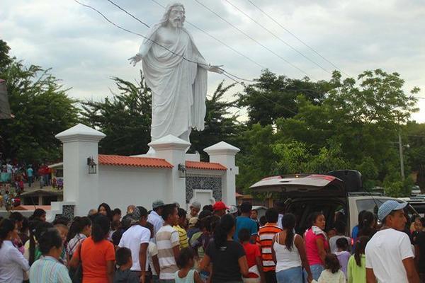 Familiares y amigos acompañan el sepelio de Julián Aldana, quien murió por dengue hemorrágico, en Zacapa. (Foto Prensa Libre: Julio Vargas)