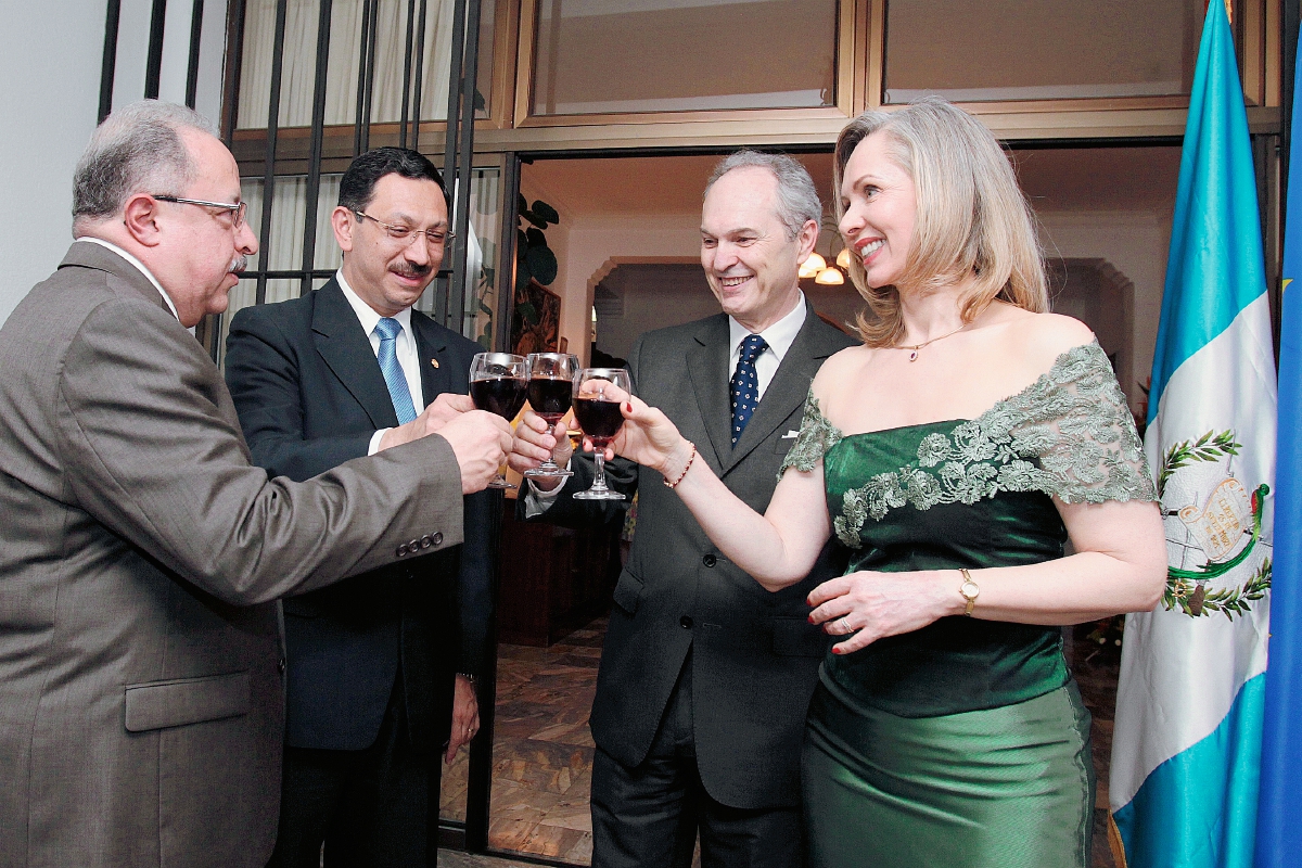 Carlos Martínez y Óscar Padilla, vicecancillerres de Guatemala; Philippe Joseph Franc, embajador de Francia en Guatemala y su esposa Ana María Musler. Foto Prensa Libre: Edwin Castro