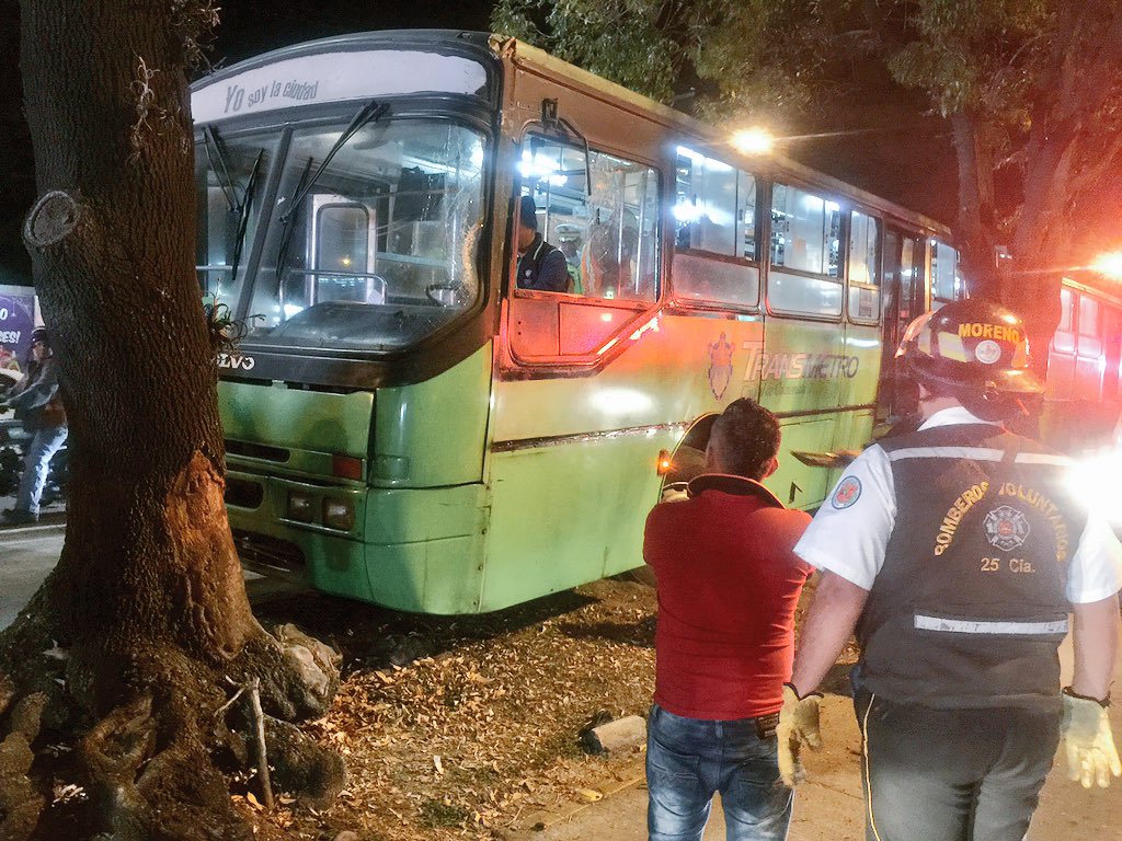 Bomberos Voluntarios atienden la emergencia.