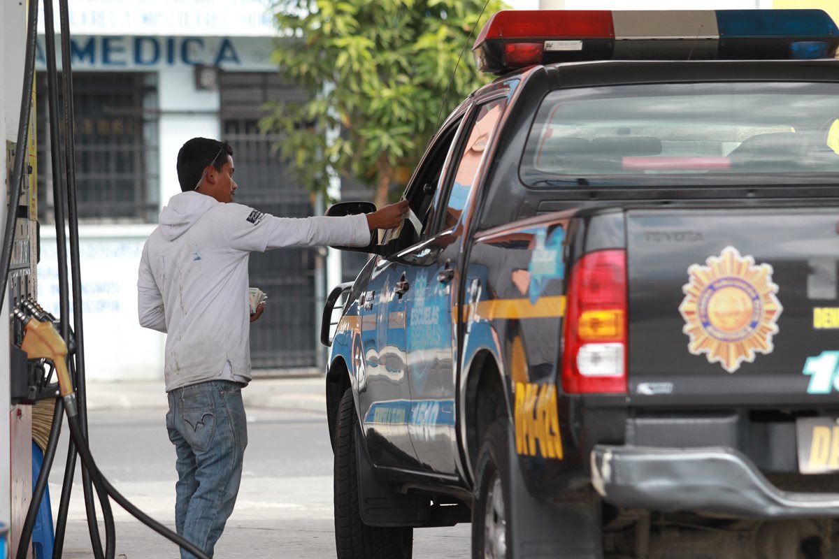 Este miércoles durante la madrugada se robaron un radiotransmisor de una autopatrulla de la PNC en la zona 6 de Mixco. (Foto Prensa Libre: Hemeroteca PL)