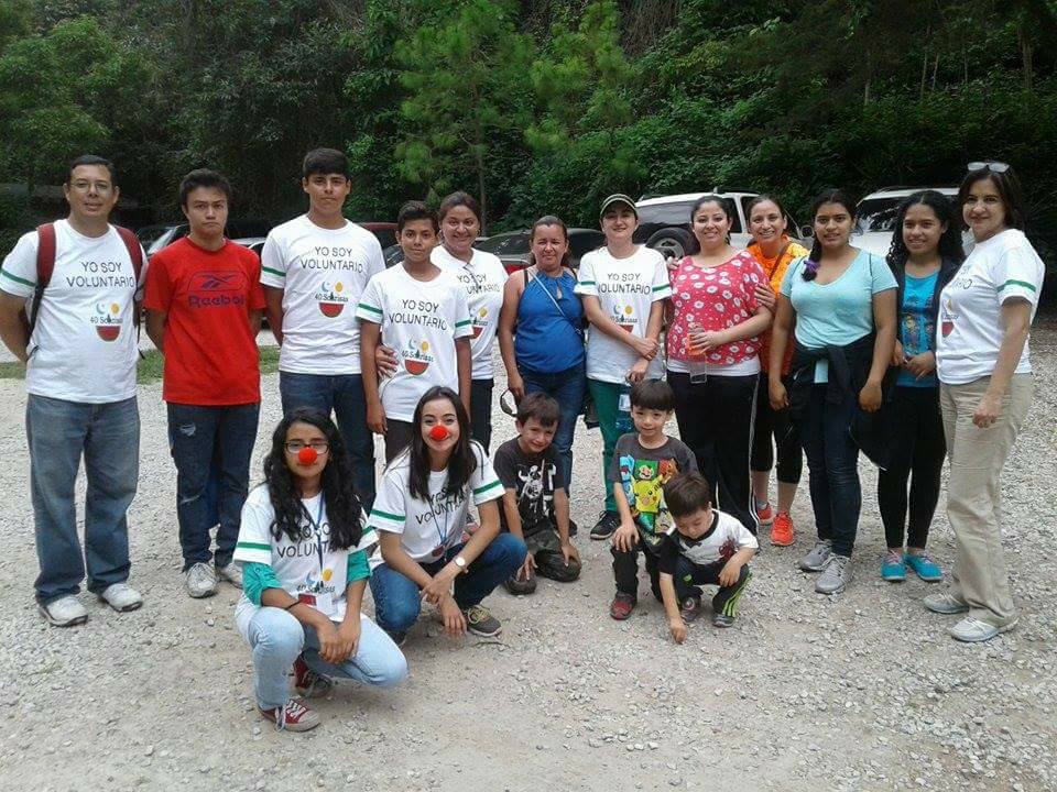 Parte de los voluntarios que participan en las actividades benéficas. (Foto Prensa Libre: Cortesía).