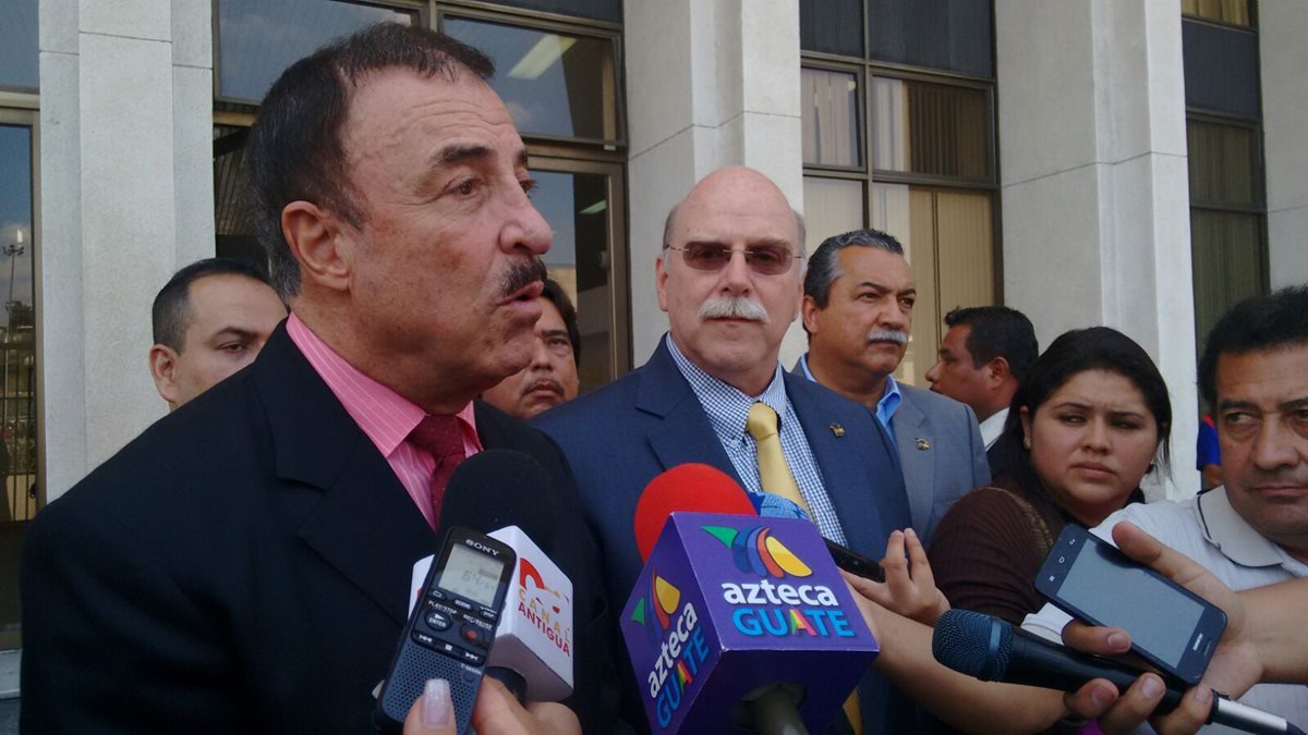 Juan Gutiérrez presidenciable del PAN y Fernando Linares Beltranena candidato a diputado por esa agrupación afura de la CSJ luego de presentar un amparo contra el TSE (Foto Prensa Libre: Paulo Raquec)