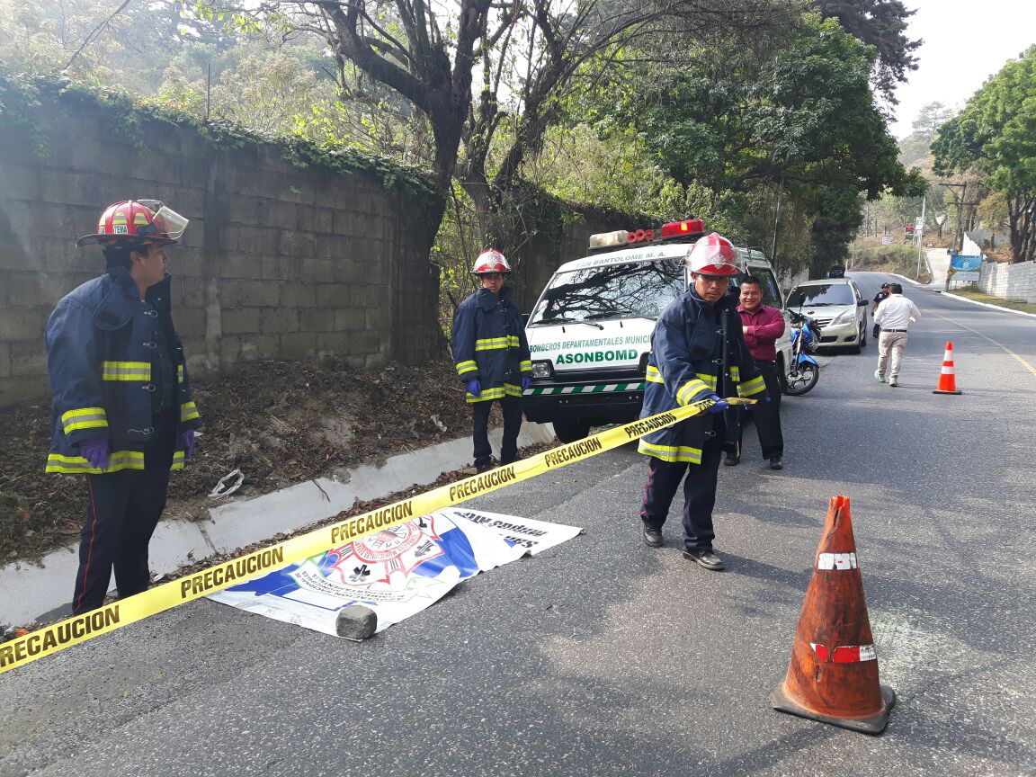 En el km 28.5 de la ruta de Santa Lucía Milpas Altas, Sacatepéquez, a Bárcenas, Villa Nueva, fue abandonado el cadáver descuartizado de un hombre. (Foto Prensa Libre: Julio Sicán)