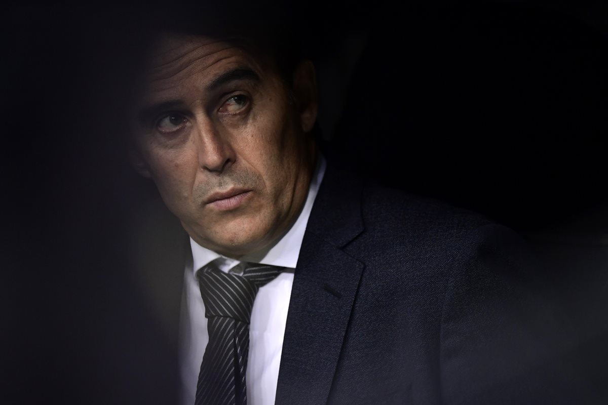 Julen Lopetegui se encuentra en la cuerda floja y podría quedar fuera del banquillo del Real Madrid.