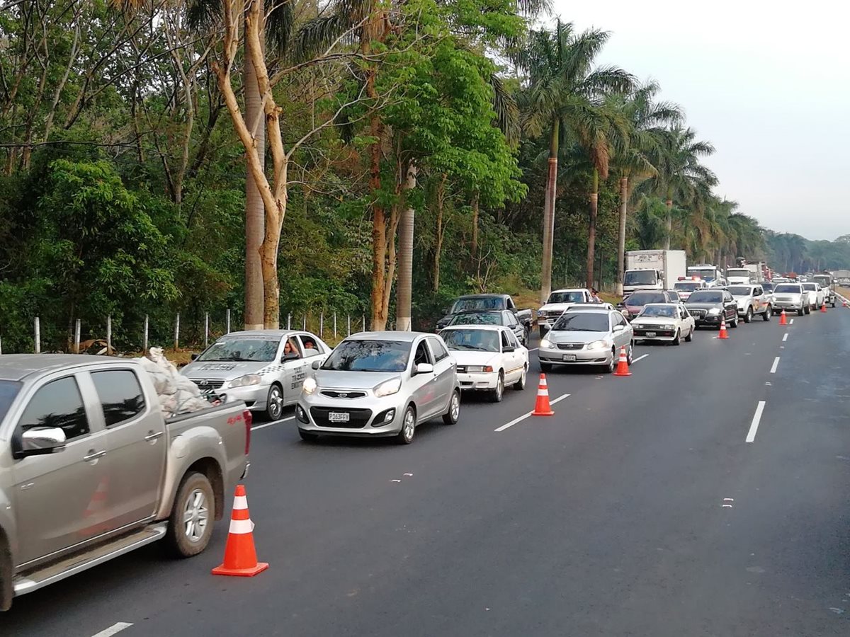 El accidente ocasiona atascos en el km 52.5 de la autopista. (Foto Prensa Libre: Enrique Paredes).