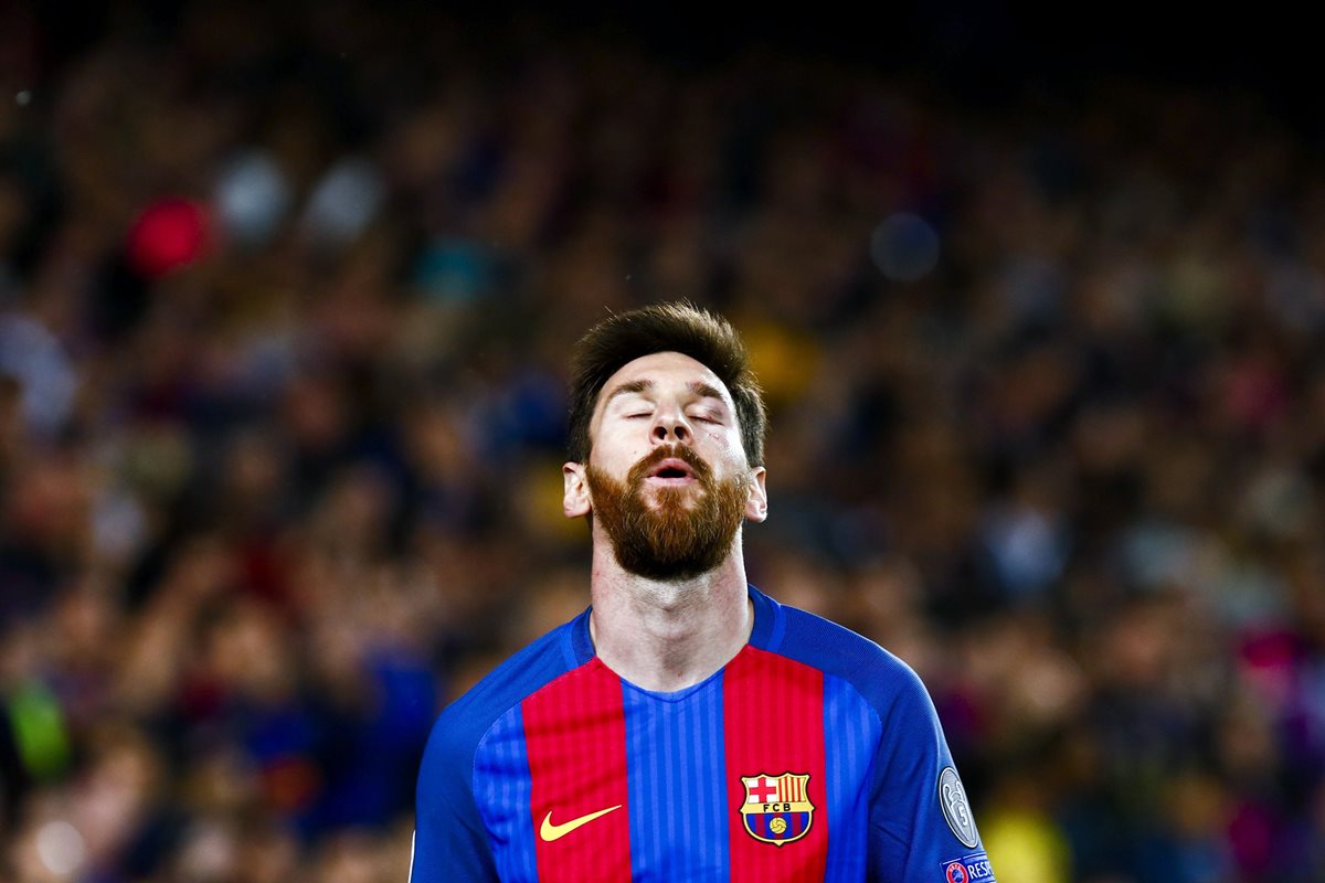 El argentino Lionel Messi está en problemas, dentro y fuera de la cancha. (Foto Prensa Libre: EFE)