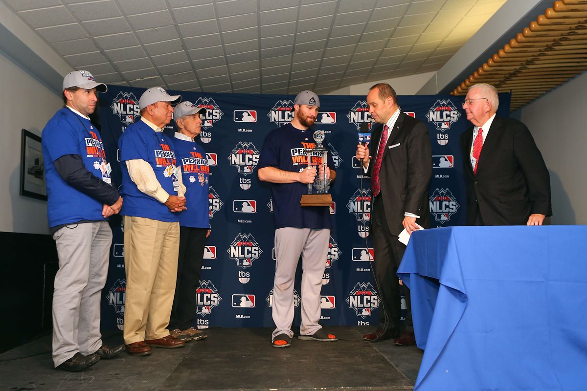 Daniel Murphy recibe el trofeo de Jugador Más Valioso del Campeonato de la Liga Nacional 2015. (Foto Prensa Libre: AFP)