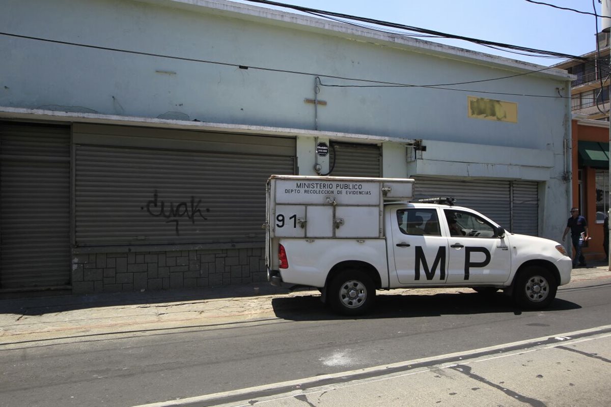 El Ministerio Público reconstruye los hechos para determinar cómo fue el ataque. (Foto Prensa Libre: Edwin Bercián)