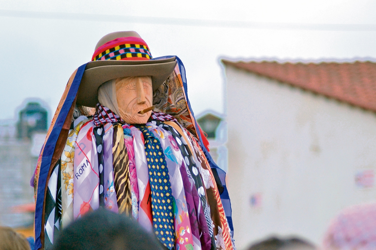 El Viernes Santo, el Rilaj Mam se encuentra con la procesión del Santo Entierro en la plaza de Santiago Atitlán. (Foto Prensa Libre: Ángel Elías)