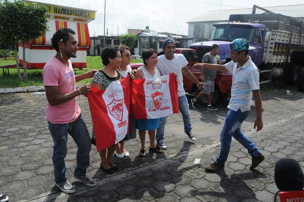 La afición coatepecana disfruta del nuevo representativo que tendrán en el futbol nacional (Foto Prensa Libre: Alexánder Coyoy)