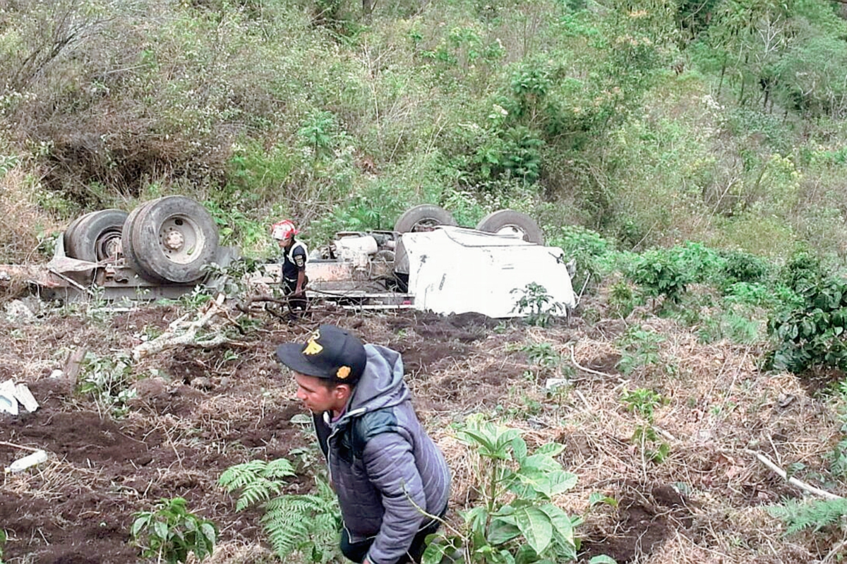 Padre e hijo  murieron en Palencia, al accidentarse en el camión que viajaban.( Foto Prensa Libre: Erick Ávila)