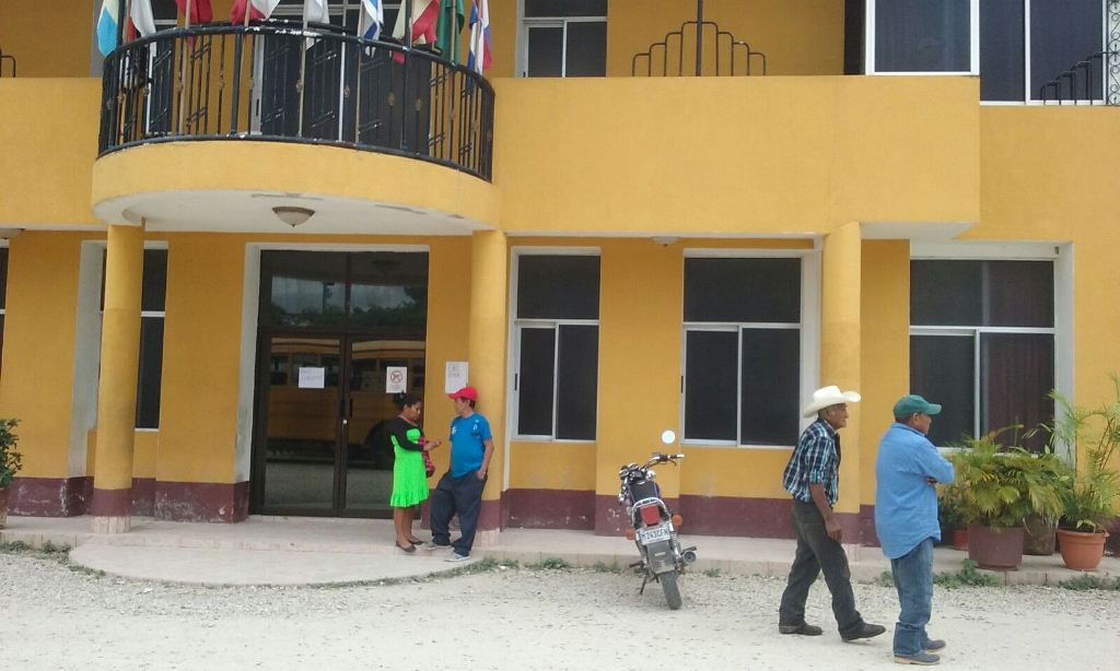 Municipalidad de San Benito, Petén, permanece cerrada por manifestación. (Foto Prensa Libre: Rigoberto Escobar).