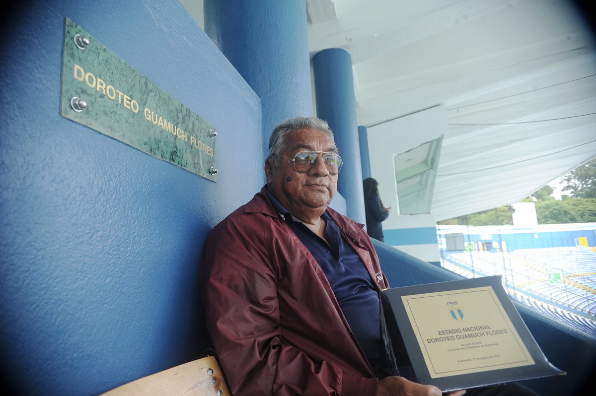 Jorge Guamuche, hijo de don Doroteo posa en las instalaciones deportivas de la zona 5. (Foto Prensa Libre: Edwin Fajardo).