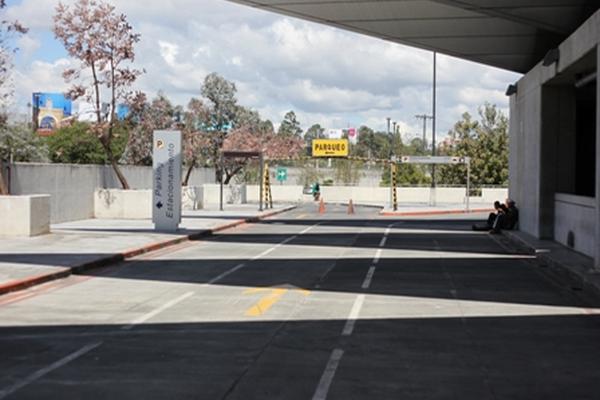 El parqueo ubicado en el tercer nivel se encuentra cerrado. La DGAC dijo  a los transportistas  que no tienen presupuesto para contratar  personal.