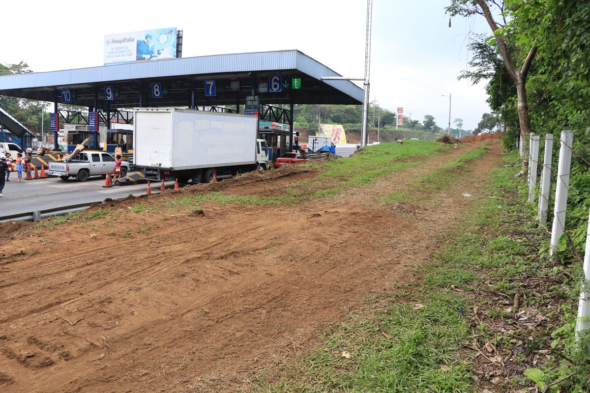 El nuevo sistema de cobro que se instalará en el carril exprés busca agilizar el paso por la autopista Palín-Escuintla. (Foto Prensa Libre: Enrique Paredes)