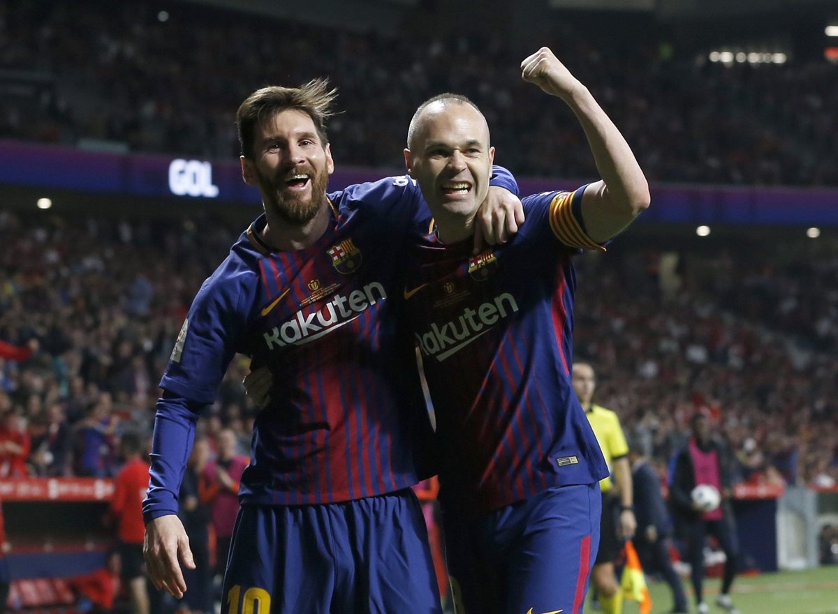 Lionel Messi y Andrés Iniesta, celebran tras el cuarto gol del partido convertido por Iniesta. (Foto Prensa Libre: EFE)