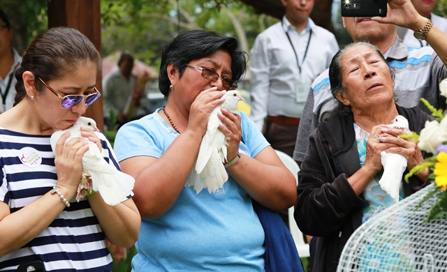 Liberan medio centenar de palomas en el Cementerio Los Parques. (Foto Prensa Libre: Rodrigo Gaytán, Photography)