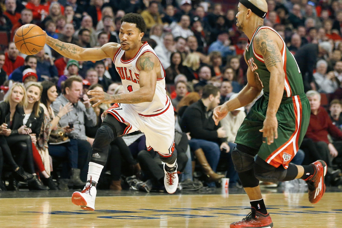 El defensor de Chicago Bulls Derrick Rose (i) jugó su último juego el lunes recién pasado. (Foto Prensa Libre: EFE)