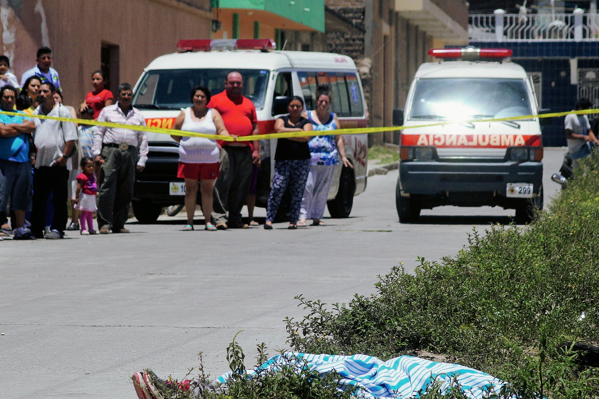 Curiosos observan el lugar donde murió baleado Brandon Giovanni García, en Jalapa. (Foto Prensa Libre: Hugo Oliva)