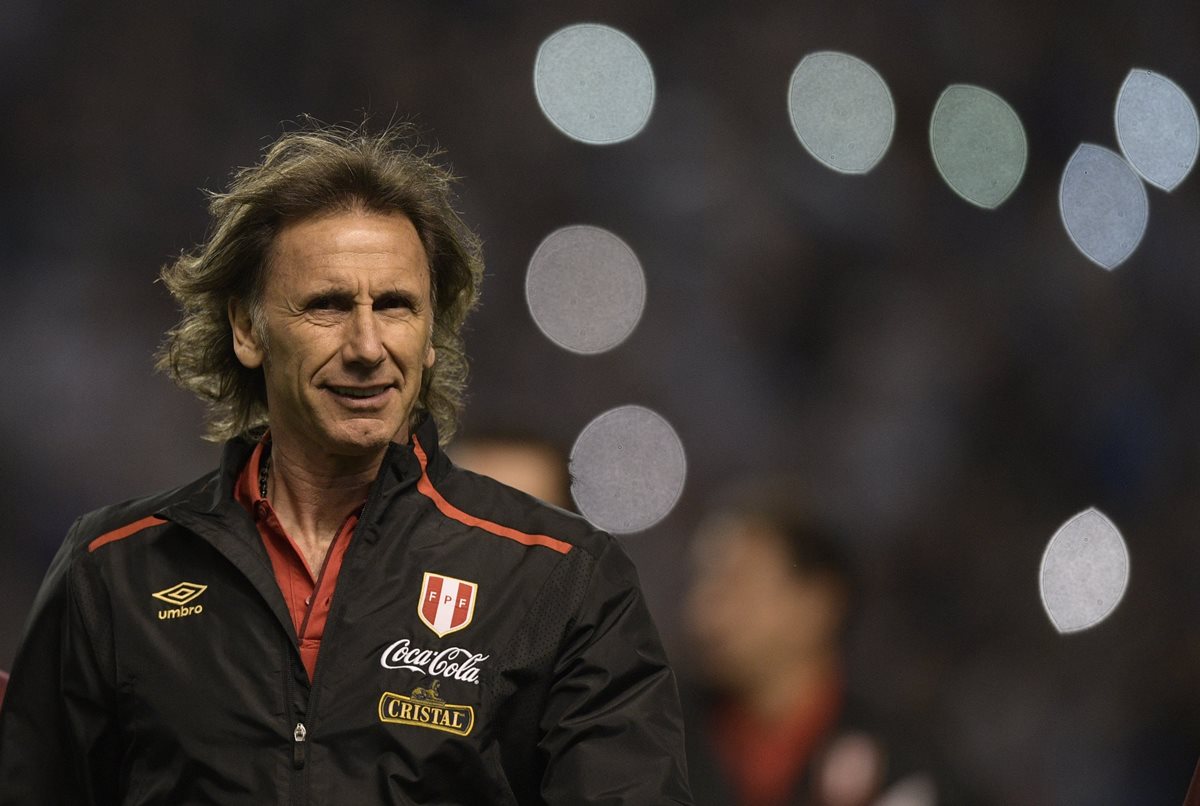 El técnico de Perú, Ricardo Gareca, espera conseguir el pase al Mundial de Rusia. (Foto Prensa Libre: AFP)