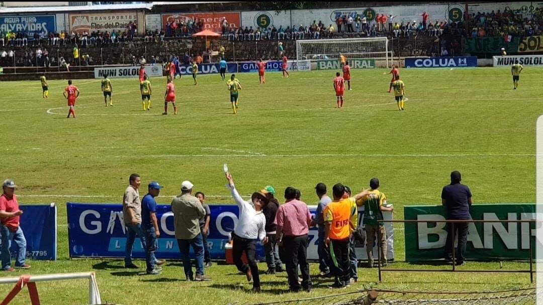 Andrés Iboy, alcalde Sololá, lanza una botella a los aficionados de Quiché FC. (Foto Prensa Libre: Héctor Cordero)