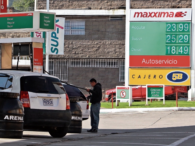 Combustibles en Quetzaltenango registran aumento y la población pide control y monitoreo a la Diaco para evitar un alza generalizada en productos de la canasta básica. (Foto Prensa Libre: Carlos Ventura)